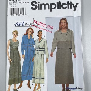 Op de afbeelding: Simplicity naaipatroon nummer 8802 voor maten 14, 16, 18 en 20. Het patroon bevat instructies voor het maken van drie verschillende jurken. De eerste jurk is een bruin-wit geruite jurk met een bijpassend jasje. De tweede jurk is een blauw-wit gestreepte jurk met een bijpassend jasje. De derde jurk is een bruin-wit geruite jurk met een bijpassend jasje. Het patroon bevat ook instructies voor het maken van een bijpassende riem.