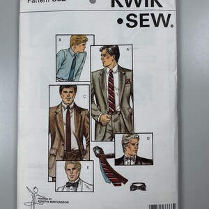 Peut inclure: Une enveloppe de patron Kwik Sew vintage, Motif 352, avec des illustrations de costumes, cravates et nœuds papillon pour hommes. L'enveloppe est blanche avec du texte et des illustrations noirs. Le logo Kwik Sew est affiché. Conçu par Kerstin Martensson.