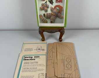 Simplicity 8225 FF Uncut 1977 Toy Package Dolls Contains Five Toys