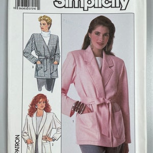 Può includere: Un cartamodello per una giacca da donna. Il cartamodello include tre stili diversi: una giacca bianca con collo a scialle, una giacca rosa con collo a scialle e cintura, e una giacca con motivo bianco e nero con collo a scialle e cintura. Il cartamodello è per le taglie 14-20.