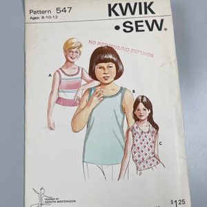 Może przedstawiać: Wzór szycia na bluzkę bez rękawów dla dzieci w wieku 8-10-12 lat. Wzór przedstawia trzy dziewczyny noszące różne wersje bluzki. Wzór nosi nazwę "Kwik Sew" i ma numer 547. Wzór kosztuje 1,25 $ w USA, 1,50 $ w Kanadzie i 1,50 $ w Australii.