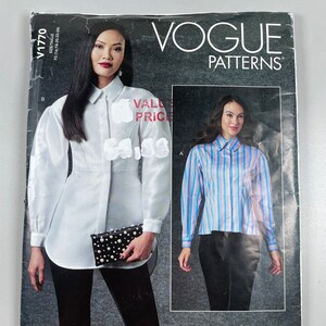 Könnte beinhalten: Vogue Patterns Schnittmuster für eine Bluse mit zwei verschiedenen Stilen. Der erste Stil ist eine weiße Bluse mit einem großen Kragen und langen Ärmeln. Der zweite Stil ist eine blau-weiß gestreifte Bluse mit einem kleineren Kragen und langen Ärmeln. Beide Stile haben eine taillierte Taille und eine lockere, fließende Passform.