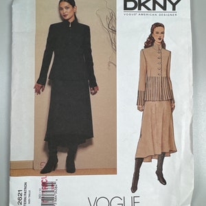 Op de afbeelding: Een naaipatroon voor een zwart jasje en een zwarte rok met een mandarijnkraag en een beige jasje en een beige rok met een knoopsluiting. Het patroon is van DKNY Vogue American Designer en is voor maat 12. Het patroonnummer is 2621.