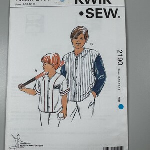 Pode incluir: Um padrão de costura Kwik Sew com ilustrações de dois meninos em uniformes de beisebol. O número do padrão é 2190, com tamanhos 8-10-12-14. A capa inclui o texto "KWIK SEW" e "SEW."