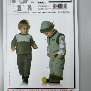 Puede incluir: Un paquete de patrones Burda con diseños de ropa infantil. La imagen muestra a dos niños pequeños modelando conjuntos, incluyendo un conjunto de suéter y pantalón verde y gris, y un conjunto de chaleco y pantalón verde. El paquete incluye texto en varios idiomas.