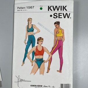 Może przedstawiać: Kwik Sew wzór krawiecki, wzór 1567, z ilustracjami odzieży sportowej. Wzór zawiera rozmiary XS, S, M i L. Okładka przedstawia zdjęcia biustonosza sportowego, legginsów i majtek z wysokim stanem.
