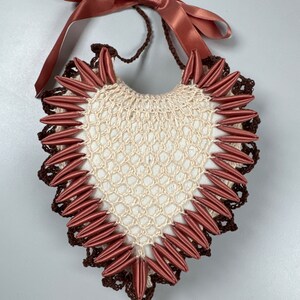 Alfiletero vintage de crochet con forma de corazón, hecho a mano, para colgar en la pared, adorno de pared coleccionable para agrupaciones. Regalo para sala de costura.