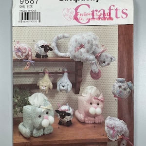 Peut inclure: Un patron de couture pour réaliser des housses de boîte à mouchoirs avec un motif de chat, d'agneau et d'oie. Le patron est numéroté 9687 et comprend des instructions pour réaliser huit housses de boîte à mouchoirs différentes.