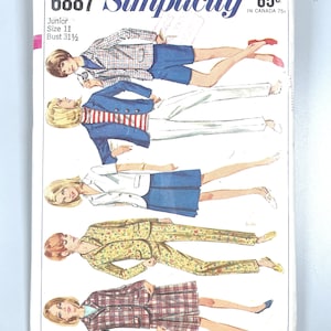 Puede incluir: Patrón de costura Simplicity vintage, talla 11, con ilustraciones de conjuntos femeninos. La portada muestra varios conjuntos, incluyendo conjuntos de shorts, trajes de pantalón y un traje de falda. Los conjuntos son de varios patrones y colores.