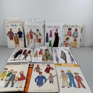 Peut inclure: Une collection de patrons de couture vintage présentant des illustrations de modèles de vêtements pour hommes, femmes et enfants. Les patrons incluent diverses marques comme McCall's, Butterick et Simplicity, avec des prix et des numéros de style visibles.