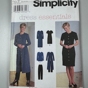 Könnte beinhalten: Simplicity Schnittmuster 7793 für Kleid-Essentials. Das Schnittmuster enthält Anleitungen zum Nähen eines langärmeligen Kleides mit Knopfleiste, eines kurzärmeligen Kleides, einer Jacke und einer Hose. Das Schnittmuster ist für die Größen 20, 22 und 24.