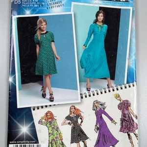 Vestido Simplicity 1585 FF Project Runway disponible en dos largos con variaciones de mangas y ribetes. Hombros descubiertos. Tallas 4-12, busto 30-38 pulgadas. Múltiples estilos.