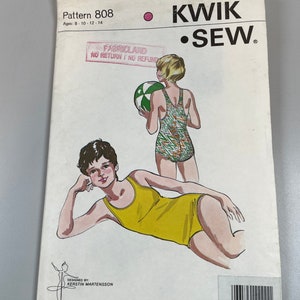 Peut inclure: Un patron de couture vintage pour un maillot de bain, avec un maillot de bain jaune à col rond et un maillot de bain vert et marron à col rond. Le patron est de Kwik Sew Pattern Co., Inc. et est pour les âges 8-10-12-14.