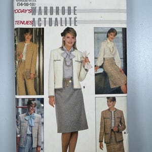 Peut inclure: Enveloppe de patron Butterick avec une femme en veste blanche, jupe grise et chemisier bleu clair. L'enveloppe comprend le texte "Butterick", "Today's Wardrobe Actualite" et des informations de taille.