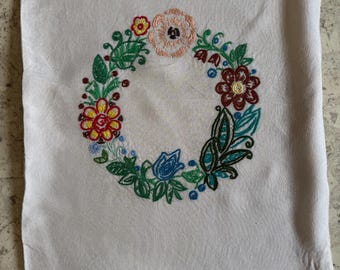 Capa de almofada vintage em linho bordado. O tecido é incrivelmente macio. Cores naturais. Estampa de guirlanda. Feita à mão. 48 cm x 43 cm.