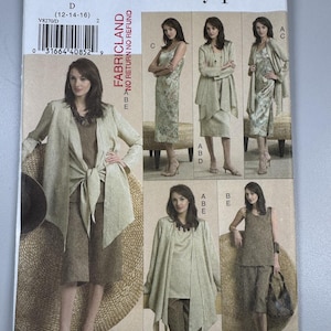 Peut inclure: Une pochette de patron de couture marquée V8270 five easy pieces, présentant des illustrations de diverses combinaisons de vêtements, dont un haut sans manches, une jupe mi-longue, un gilet et un pantacourt dans des tons beige et marron.