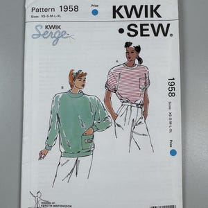 Peut inclure: Une pochette de patron Kwik Sew numéro 1958, présentant des illustrations de deux chemises en tailles XS-S-M-L-XL. Une illustration montre un haut à manches longues vert menthe avec une poche, et l'autre un haut rayé à manches courtes avec poche.