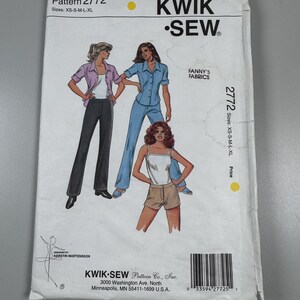 以下が含まれることがあります： ヴィンテージのKwik Sewの裁縫パターンパッケージ、パターン2772。女性用衣料のデザインイラストが特徴です。パッケージには「FANNY'S FABRICS」の文字とXS-S-M-L-XLのサイズオプションが含まれています。Kerstin Martenssonによって設計されました。