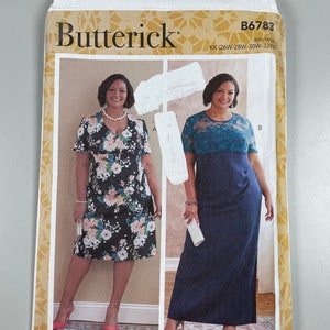 Peut inclure: Une enveloppe de patron de couture Butterick, B6783, présentant deux modèles de robes. L'une est noire avec un imprimé floral, l'autre est une robe longue bleu marine avec un corsage en dentelle. L'enveloppe indique la taille KK (26W-28W-30W-32W).