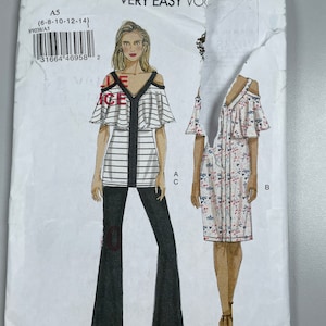 Vestido y pantalón Vogue V9238 FF de costura fácil para señoritas. El vestido y el top ajustados tienen volantes delanteros y traseros con hombros descubiertos. Tallas 6-14