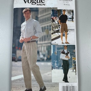 Puede incluir: Un sobre de patrón de costura Vogue Men, número 8043, con ilustraciones de estilos de ropa. La parte frontal muestra una camisa de rayas con pantalones de pinzas, pantalones cortos de cuadros con polo y un cuello alto con pantalones oscuros.