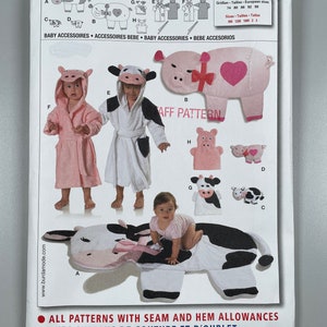 Op de afbeelding: Naai-patroon voor babyaccessoires, waaronder een badjas met capuchon met een koe-thema, een badjas met capuchon met een varkensthema en een speelmat in de vorm van een koe. Het patroon bevat instructies voor de maten 3 maanden, 12 maanden, 18 maanden en 2 jaar. Het patroon is gemarkeerd met "Burda Creativ 9643".