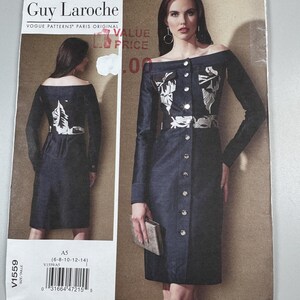 Op de afbeelding: Een Vogue Patterns Guy Laroche naaipatroon-envelop voor een donkerblauwe off-shoulder jurk met lange mouwen, een knoopsluiting aan de voorzijde en een wit bloemenprintpaneel over de borst en taille. Het patroonnummer is V1559, maat A5.