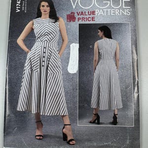 Könnte beinhalten: Ein Vogue Value Patterns Schnittmusterumschlag V1743 für ein ärmelloses Kleid mit Streifenmuster. Die Vorderseite zeigt ein Kleid mit geknöpftem Oberteil und weitem Rock. Die Rückansicht zeigt ein ärmelloses Kleid mit tailliertem Oberteil und Rock.