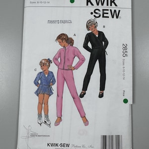 Może przedstawiać: Koperta z wykrojem do szycia Kwik Sew, wzór 2855, z ilustracjami trzech różnych strojów. Na kopercie widnieje napis "FANNY'S FABRICS" oraz "Rozmiary: 8-10-12-14". Projekt obejmuje różowy kombinezon, czarny kombinezon i niebieski strój do jazdy na łyżwach.