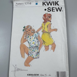 Może przedstawiać: Pakiet z wykrojem do szycia Kwik Sew w stylu vintage. Biały pakiet zawiera ilustracje dwóch młodych dziewcząt w szortach i topach. Pakiet zawiera tekst "Pattern 1716" i "Sizes: 8-10-12-14". Widoczne jest logo Kwik Sew.