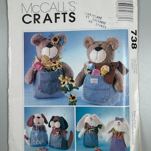 Puede incluir: Patrón de costura McCall's Crafts número 738 para hacer juguetes de peluche. El patrón incluye instrucciones para hacer un oso, un conejo y un perro. Los juguetes están vestidos con monos de mezclilla y tienen bolsillos. El patrón es para tela e incluye instrucciones para hacer los juguetes.