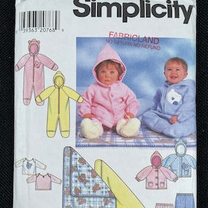 Puede incluir: Patrón de costura Simplicity número 7807 para un atuendo de bebé. El patrón incluye un mono con capucha, una chaqueta, una manta y un pantalón. El patrón está disponible en tallas recién nacido, pequeño, mediano y grande.