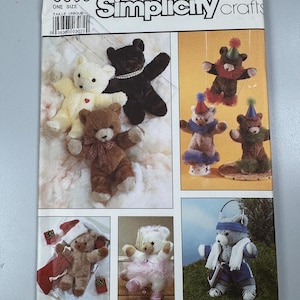 Puede incluir: Patrón de manualidades Simplicity para osos de peluche y accesorios. El patrón presenta varios osos de peluche con diferentes atuendos y accesorios, incluyendo sombreros, bufandas y lazos. Los osos son de diferentes colores, incluyendo blanco, marrón y negro.