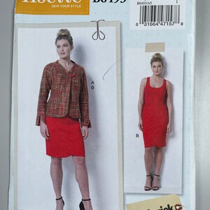 Könnte beinhalten: Ein Schnittmusterpaket mit einer Frau in einem roten Hosenanzug und einem roten Kleid. Das Paket enthält den Markennamen "lisette" und die Modellnummer B6493. Die Größen sind (6-8-10-12-14). Das Butterick-Logo ist sichtbar.