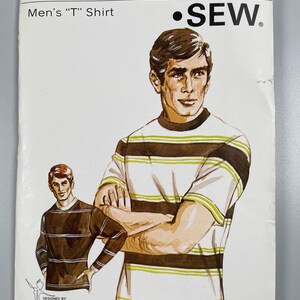 Könnte beinhalten: Ein Schnittmuster für ein Herren-T-Shirt. Das Schnittmuster stammt von Kwik Sew Pattern Co., Inc. und trägt die Nummer 309. Das Schnittmuster ist für die Größen S-M-L-XL. Das Schnittmuster kostet 1,50 $ in den USA und 1,75 $ in Kanada.