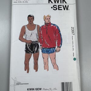 Peut inclure: Une pochette de patron Kwik Sew 2397 pour les tailles S-M-L-XL-XXL. Le devant présente une illustration de deux silhouettes : l'une portant un débardeur en maille blanche et un short noir, l'autre un pull rouge et bleu et un short bleu.