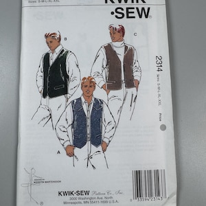 Peut inclure: Une pochette de patron Kwik Sew 2314 pour les tailles S-M-L-XL-XXL. L'enveloppe en papier blanc présente des illustrations de trois gilets étiquetés A, B et C, portés sur des chemises à manches longues et des pantalons. Le texte inclut la marque.