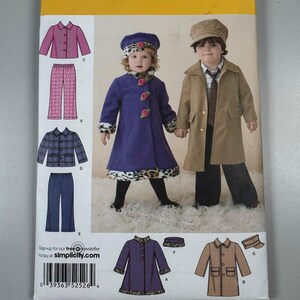 Puede incluir: Patrón de costura Simplicity 2526 para ropa de abrigo infantil, que incluye un abrigo morado con ribete de estampado de leopardo y sombrero, y una gabardina color canela con gorra a juego. El sobre muestra ilustraciones de varias combinaciones.
