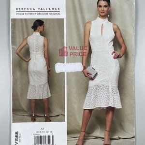 Könnte beinhalten: Ein weißes Kleid mit einem Spitzenmuster und einem Schlüssellochausschnitt. Das Kleid hat ein tailliertes Oberteil und einen ausgestellten Rock. Das Kleid wird auf einem Model mit weißem Hintergrund gezeigt. Die Schnittmuster-Nummer ist V1588 und die Größe ist A5 (6-8-10-12-14).