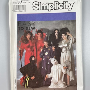 Puede incluir: Patrón de costura Simplicity número 9304 para hacer disfraces de Halloween. El patrón incluye seis disfraces diferentes: un diablo, una bruja, un vampiro, un fantasma, un ninja y una araña. El patrón es para tallas pequeñas a extra grandes.