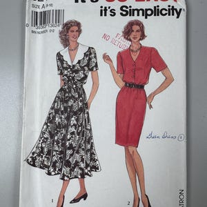 Könnte beinhalten: Ein Vintage-Simplicity-Schnittmuster mit Illustrationen von zwei Kleidern. Das Schnittmustercover enthält den Text "It's SO EASY it's Simplicity" und die Nummer 8219. Ein Kleid ist schwarz-weiß geblümt, das andere ist rot.