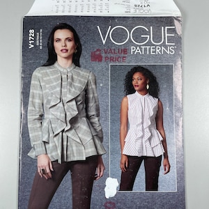 Può includere: Modello di cucito Vogue Value Patterns per una blusa con scollo arricciato. Il modello è per le taglie 8-16. Il modello mostra una modella che indossa una blusa a quadri e una modella che indossa una blusa a righe.