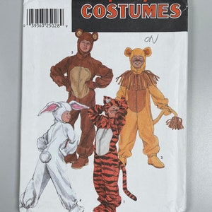 Può includere: Modello di cucito Simplicity Costumes numero 9808 per le taglie 2-4, 6-8, 10-12. Il modello include istruzioni e modelli per realizzare quattro costumi di animali: una tigre, un leone, un coniglio e un orso.