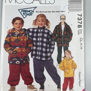 Puede incluir: Un patrón de costura para ropa de niños. El patrón es para una chaqueta y pantalones de vellón. El patrón es de McCall's y se llama "French Toast". El número del patrón es 7378. El patrón es para las tallas 6, 7 y 8.