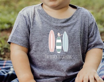 Plaża wzywa Baby T, Surfer Baby, Born for the Beach Baby T, Beachy Graphic T