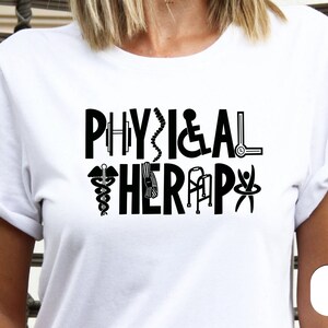 Könnte beinhalten: Weißes T-Shirt mit dem schwarzen Schriftzug "PHYSICAL THERAPY". Der Text ist mit Symbolen der Physiotherapie versehen, darunter ein Caduceus, eine Wirbelsäule und eine Person in einer Ballettpose. Schlichtes, lässiges Design.