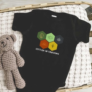 Siedler in Ausbildung, Catan Body, Catan Ressource Hexes, Baby Brettspieler, Säugling Feinjersey Body,