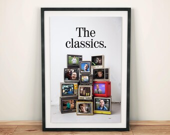 Könnte beinhalten: Ein schwarzer gerahmter Poster mit dem Text "The classics." und einer Collage aus Vintage-Fernsehgeräten, die verschiedene Personen und Szenen zeigen.
