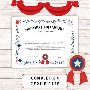 Pode incluir: Um certificado History Hero Award com detalhes em vermelho, branco e azul. O certificado inclui o texto "History Hero Award" e "Completion Certificate". Estrelas e fitas decorativas emolduram o documento.