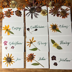 placecards with pressed flower adornment
